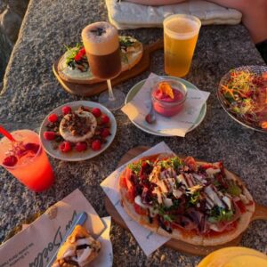 Apéro dînatoire servi sur le muret au bord du lac