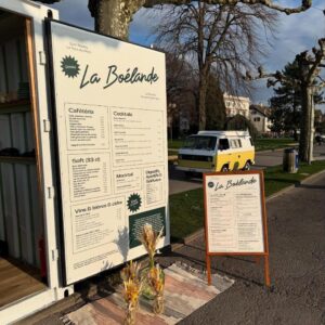 La buvette de La Boélande avec sa carte, sur le quai du Roussy