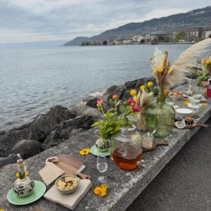 Grande tablée fleurie sur le muret au bord du lac