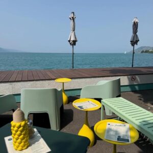 Mobilier jaune et vert d’eau face au lac à La Boélande
